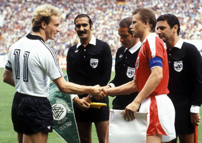 Tran dau Tay Duc vs Ao tai World Cup 1982 tro thanh scandal dan xep ti so lo lieu khi hai doi bat tay nhau de loai Algeria.