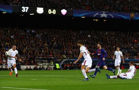 Valverde nói gì khi Barca được Roma tặng quà hậu hĩnh?