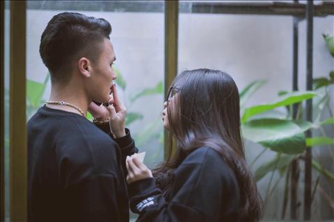 Tiền đạo Quang Hải choáng trước cách trang điểm khác lạ của bạn gái