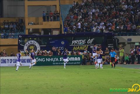 Cac cau thu Ha Noi FC an mung ban thang mo ti so cua Ngan Van Dai.