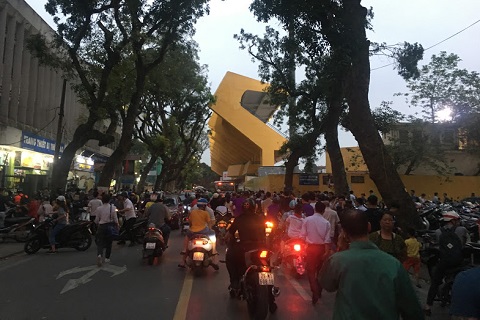Hình ảnh con phố Trịnh Hoài Đức tắc nghẽn trước trận Hà Nội vs HAGL