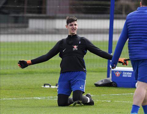 PSG dung tien dua Thibaut Courtois roi Chelsea o He 2018 hinh anh