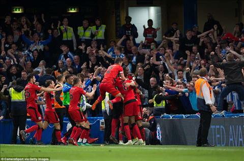 Hoa 1-1 truoc Huddersfield khien Chelsea gap kho trong cuoc dua Top 4