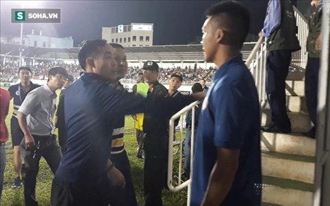 HLV CLB Hà Nội để lại hình ảnh không đẹp sau trận gặp HAGL
