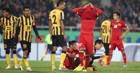 DT Viet Nam tung nhan trai dang truoc Malaysia tai AFF Cup 2014.