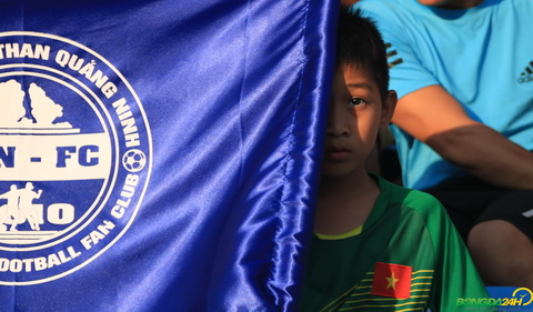 CĐV Quảng Ninh mở hội, fan Thanh Hóa liên tục bắn tim