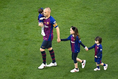 Những khoảnh khắc cuối cùng trong ngày Iniesta chia tay Barca ảnh 7