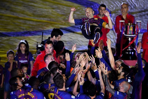 Những khoảnh khắc cuối cùng trong ngày Iniesta chia tay Barca ảnh 10