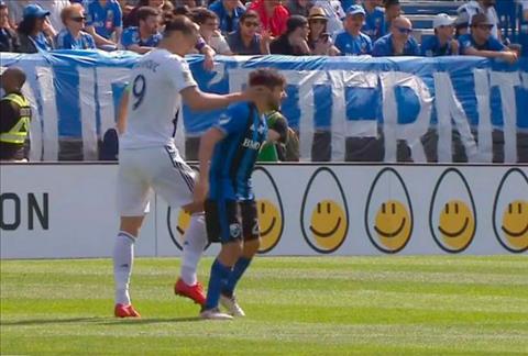 Khổng lồ Ibrahimovic nhận thẻ đỏ vì giở võ với chú lùn tại Mỹ