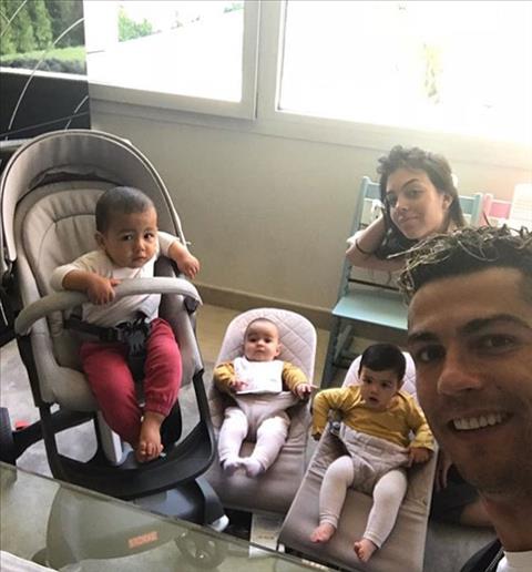 Gia đình Ronaldo khoe ảnh hạnh phúc hình ảnh