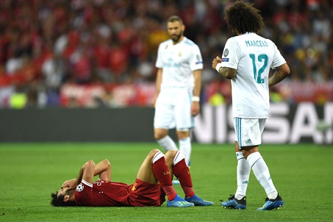 Bị Ramos hạ đo ván, Mohamed Salah chấn thương mất luôn World Cup hình ảnh