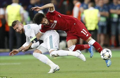 Sergio Ramos bị tổng sỉ vả sau đòn hạ gục Salah như võ sỹ MMA