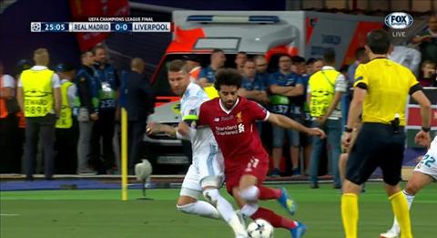 Tranh cãi: Chấn thương của Salah do Ramos hay chính ... Salah?
