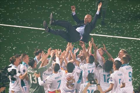 Zidane duoc cac hoc tro tung ho