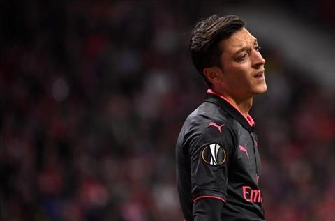 Hành động dại dột, Ozil vẫn được HLV bảo vệ
