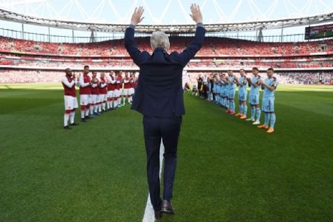 Arsene Wenger chia tay Arsenal trong lần cuối cùng chơi tại Emirates