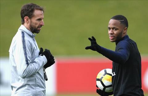 HLV ĐT Anh ủng hộ hình xăm phản cảm của Sterling