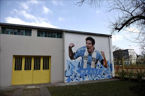 Buc tranh tuong ve Lionel Messi tai que nha Rosario.