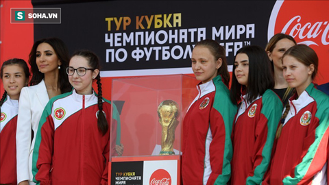 Nữ sinh nhặt bóng trận khai mạc World Cup 2018 Nga vs Saudi hình ảnh