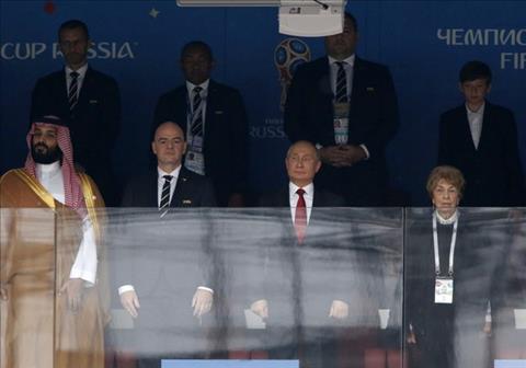 Tong thong Nga Vladimir Putin (thu hai tu trai sang) va Chu tich FIFA Gianni Infantino (nguoi dung ben phai ong Putin) xuat hien tren san Luzhniki du le khai mac World Cup 2018.