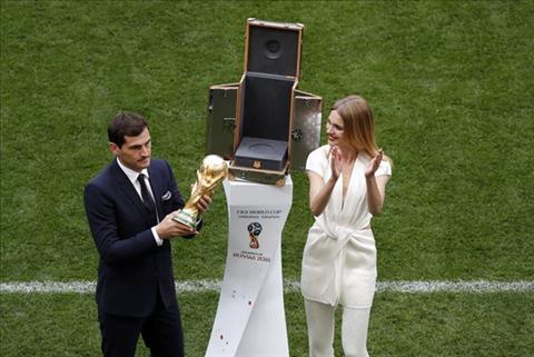 Cuu thu thanh Iker Casillas giuong chiec cup vang trong le khai mac.