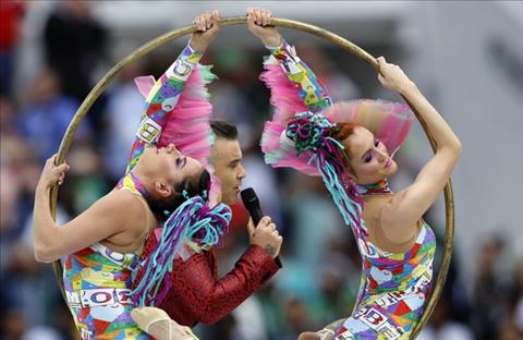 Chu nha Nga chon nhung bo canh nhieu mau sac tuong trung cho su hoa hop giua cac quoc gia toi tham du World Cup 2018.