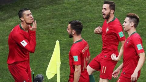 Ronaldo ăn mừng bàn thắng bằng màn troll địch thủ Messi