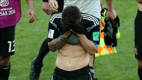 Aguero bảo vệ Messi sau pha sút trượt pen thảm họa hình ảnh