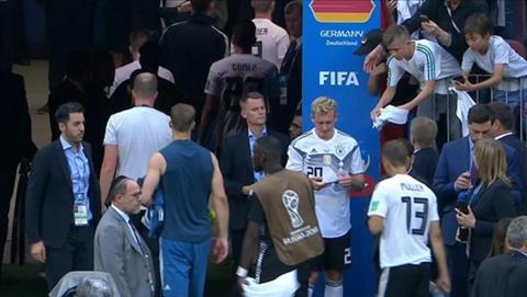Đội nhà thua trận, cầu thủ Đức selfie với fan vui vẻ hình ảnh