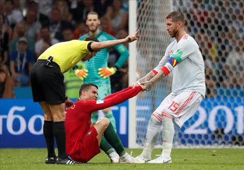 Ramos châm chọc Ronaldo bằng cách diễn lại màn kiếm 11m