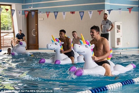 Dàn sao tuyển Anh ăn mừng với... “kỳ lân hồng” sau trận thắng Tunisia