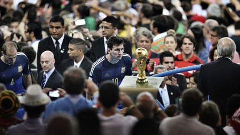 Messi voi ve mat lanh tanh len nhan giai tai World Cup 2014