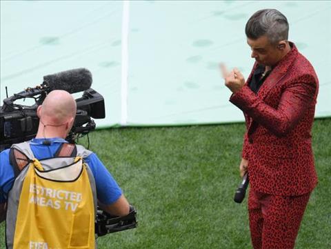 Robbie Williams lý giải về scandal giơ ngón giữa tại lễ khai mạc World Cup 2018