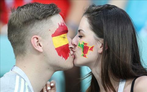 Những nụ hôn nóng bỏng trên khán đài tại World Cup 2018