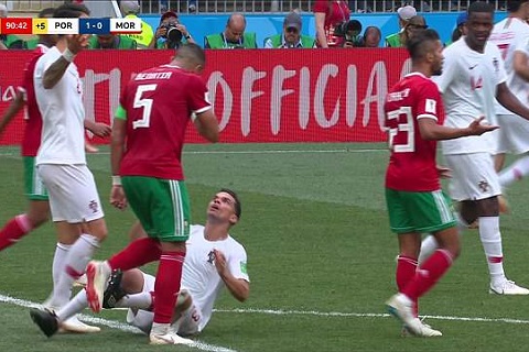 Trung vệ Pepe ăn vạ thô thiển trong trận thắng Ma Rốc hình ảnh
