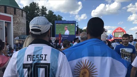 Cac CDV Argentina khong co ve vao san phai tap trung theo doi tran dau o khu Fan Zone.