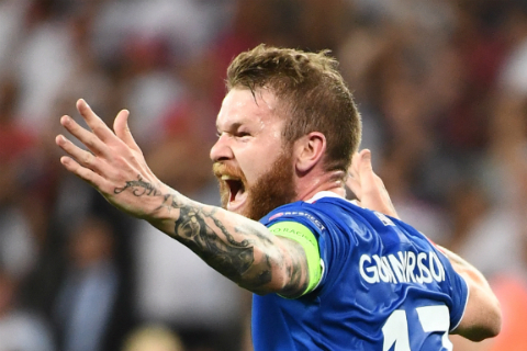 Aron Gunnarsson Thủ lĩnh của những người Iceland kiêu hùng hình ảnh