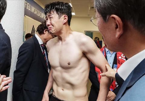 Ngôi sao Son Heung-min khóc nức nở sau trận Hàn Quốc 1-2 Mexico hình ảnh