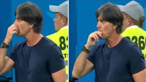 HLV Joachim Loew lại gây bão khi tái hiện màn ăn ... rỉ mũi