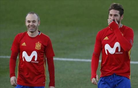 Iniesta là một quý ông, Ramos là kẻ phàm phu