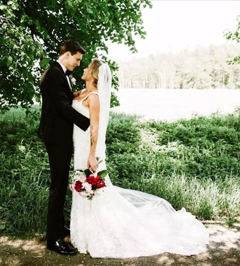 Trung vệ MU tranh thủ cưới vợ trước World Cup 2018