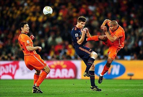 De Jong muốn làm hòa với Xabi Alonso sau cú kung-fu ở World Cup 2010