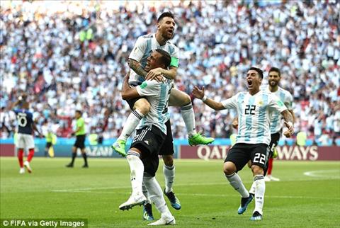 Ban than Messi tran nay choi khong toi khi gop cong truc tiep vao hai ban thang cua DT Argentina.