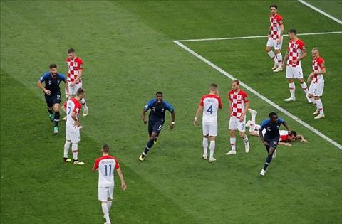 Phap vs Croatia Mandzukic phan luoi nha