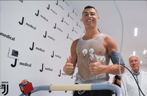 Những hình ảnh về Cristiano Ronaldo tới Juventus kiểm tra y tế hình ảnh 2