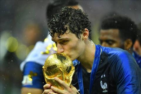 Benjamin Pavard gia nhập Bayern Munich từ Stuttgart hình ảnh