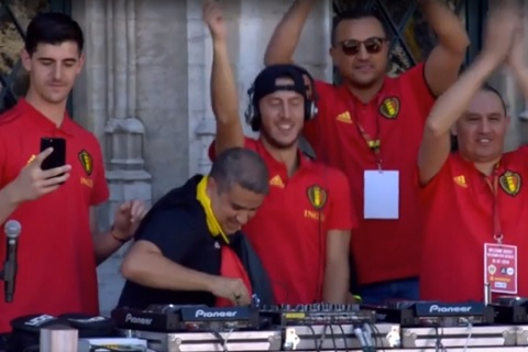 Video: Hazard quẩy tưng bừng khi trở về Bỉ