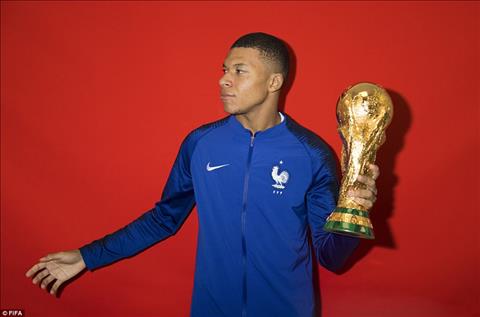 Vừa tới PSG, Buffon đã khéo nịnh Mbappe