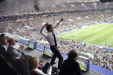 Ảnh chế về Tổng thống Pháp Macron ăn mừng World Cup 2018 ảnh 1