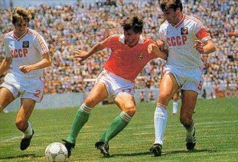 Bài dự thi Ấn tượng World Cup: Cơn mưa gạch, đá” trên mái nhà cấp bốn!
